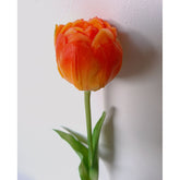 Élethű megjelenésű, narancssárga színű nyílt virágú tulipán művirág